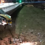 Córdoba: un taxi quedó colgado de un puente tras chocar con una moto