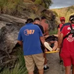 Mina Clavero:  bomberos asistieron a un hombre se resbaló al salir del río